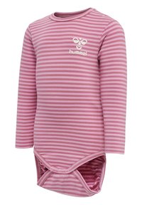 Långärmad rosa randig bodysuit i mjukt tyg, med en vit logotyp på bröstet och tryckknappar i nederkant.