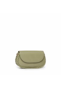Borsa in pelle verde oliva con una patta curva e dettagli intrecciati sui lati. Presenta una chiusura in metallo dorato. Forma compatta e strutturata.