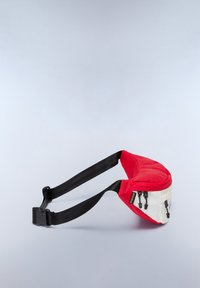 Bolso de cintura rojo y blanco hecho de un tejido duradero, con forma curvada, correa negra ajustable y dos bolsillos con cremallera con herrajes negros.