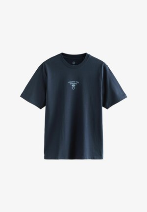 Temno modra bombažna majica s kratkimi rokavi, okroglo izrezana in z majhnim belim tiskanim motivom, ki na prsih pravi "CHASE THE HIGHWAY".