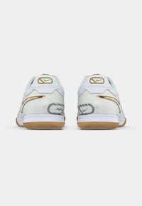 Λευκά αθλητικά παπούτσια με υφασμάτινο επάνω μέρος με υφή, χρυσές λεπτομέρειες και λαστιχένια σόλα. Διαθέτουν λεπτομέρεια λογοτύπου και μοτίβο στη φτέρνα.