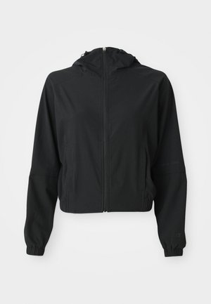 Zwarte lichtgewicht capuchonjack met een ritssluiting aan de voorkant, twee zijzakken, elastische boorden en subtiele branding op de linker mouw en pols.