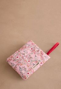 Roza denarnica iz blaga z rožnatimi in likovnimi potiski, rdečim ročajem iz blaga ter oznako z blagovno znamko "Moomin". Kompaktna, prešita zasnova.