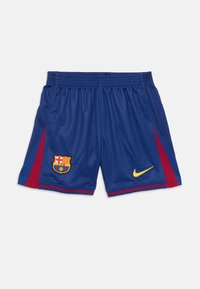 Blauwe Nike sportshorts met rode zijpanelen, FC Barcelona-embleem op het linkerbeen en gele Nike-swoosh op het rechterbeen, elastische tailleband.