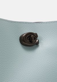COACH WILLOW BUCKET BAG IN COLORBLOCK - Mala de mão - aqua multi