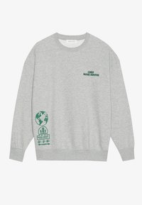 Sivá mikina s dlhými rukávmi, okrúhlym výstrihom a zelenou potlačou, vrátane nápisu "1989 RISE ABOVE" a dizajnu globusu.
