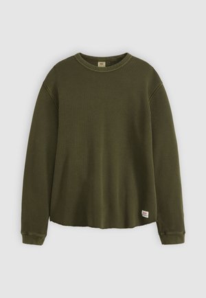 Olijfgroen trui met lange mouwen in een gestructureerd, ribbelmateriaal, met een ronde hals, een ontspannen pasvorm en een klein merklabel aan de onderzoom.