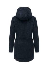 Marinblå kordfläcksjacka med huva, som har en figursydd midja, långa ärmar och sidofickor. Texturerad tyg med vertikala ränder.