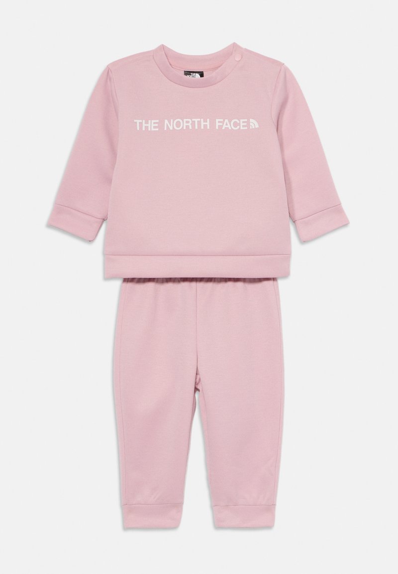 Completo in cotone rosa composto da una felpa a maniche lunghe con logo bianco e pantaloni della tuta abbinati con vita elastica e polsini.