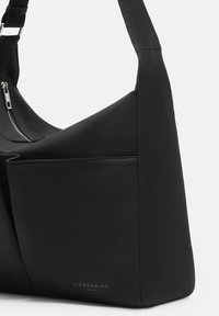 Czarna torba na ramię o eleganckim designie, wykonana z gładkiego materiału. Posiada zasuwaną kieszeń i przednią kieszeń, z akcentami ze srebrnego metalu.