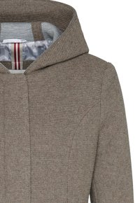 Cappotto a maglia marrone con cappuccio, caratterizzato da una fodera interna liscia grigia e bianca, impreziosita da un accento a righe sul colletto interno.