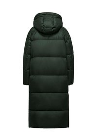 Cappotto lungo imbottito di colore verde scuro con cappuccio. Caratterizzato da un design trapuntato e una vestibilità dritta, che arriva fino a metà polpaccio con zip laterali.
