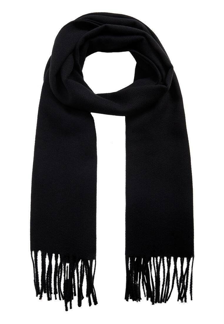 Écharpe en laine noire avec de longues franges aux deux extrémités, pliée en boucle.