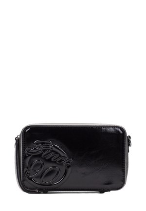Borsa in ecopelle nera con logo in rilievo "Since 90", forma rettangolare, chiusura con zip e una texture liscia e lucida.