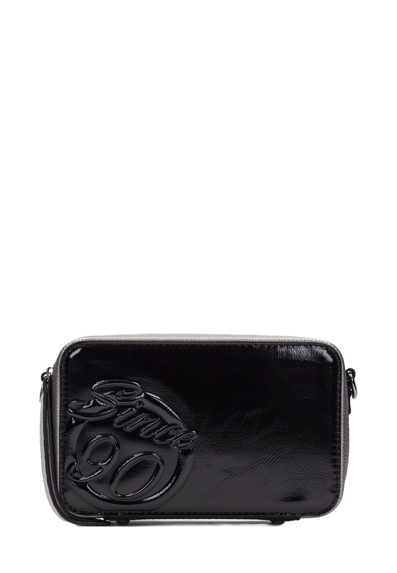 Borsa in ecopelle nera con logo in rilievo "Since 90", forma rettangolare, chiusura con zip e una texture liscia e lucida.