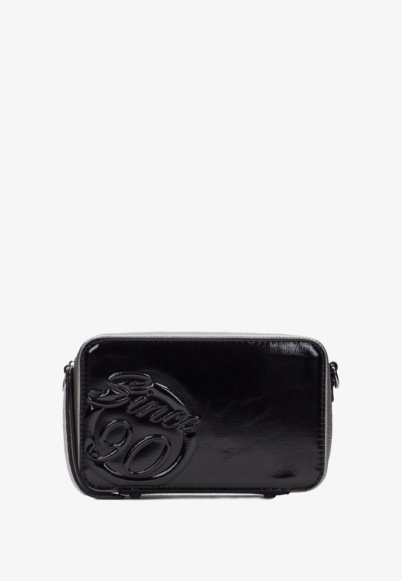 Borsa in ecopelle nera con logo in rilievo "Since 90", forma rettangolare, chiusura con zip e una texture liscia e lucida.