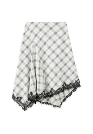 Falda a cuadros blanca y gris con dobladillo asimétrico y ribete de encaje negro en el borde inferior.