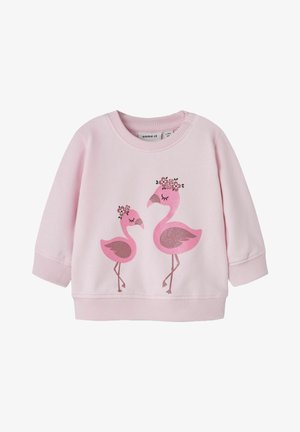Sweat-shirt rose clair pour tout-petit avec deux flamants roses portant des couronnes de fleurs imprimées sur le devant, poignets et ourlet côtelés.