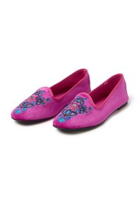 Ballerines en velours rose avec un bout pointu, ornées de broderies florales colorées à l'avant, et avec une doublure intérieure lisse. Semelle plate noire.