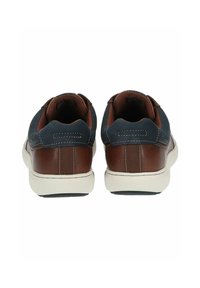 Bruna och marinblå sneakers med överdel i slät läder och texturerad tyg, vita sulor och kontrasterande sömmar.