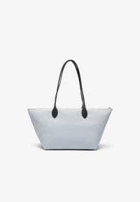 Borsa a mano azzurro chiaro con manici in pelle sintetica nera. Presenta un design strutturato e una chiusura con cerniera, mostrando una texture liscia e resistente.