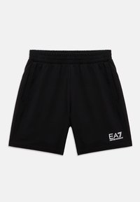 Črne atletske kratke hlače iz mehke tkanine, z elastičnim pasom in dvema stranskima žepoma. Na levi strani izvezen logotip EA7.