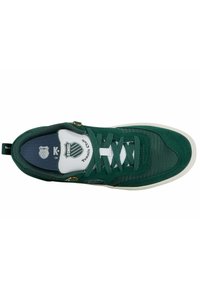 Sneaker verde in suede e rete con dettagli bianchi, presenta una chiusura con lacci, dettagli testurizzati e un logo sulla soletta.