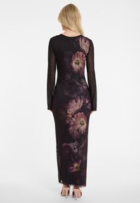 Langes schwarzes Kleid mit floralem Muster in Lila- und Rosatönen. Durchsichtige lange Ärmel, figurbetontes Design und bodenlanger Schnitt.