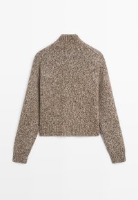 Hnědý a krémový pletený svetr, vysoký límec, žebrované manžety a lem, zkrácený střih, texturovaná příze s tečkovaným vzorem.