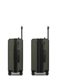 Hartschalenkoffer in Olivgrün mit strukturierter Oberfläche, Doppelrollen und schwarzem Reißverschluss. Verfügt über einen Teleskopgriff und Zahlenschloss.