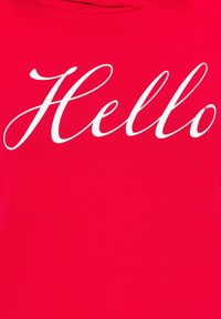 Punainen huppari, jossa on sileä pinta ja edessä keskellä suuri valkoinen käsinkirjoitettu sana "Hello".