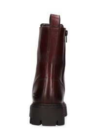 Botín de cuero rojo oscuro con suela gruesa negra, tirador trasero y cremallera lateral, mostrado desde atrás.