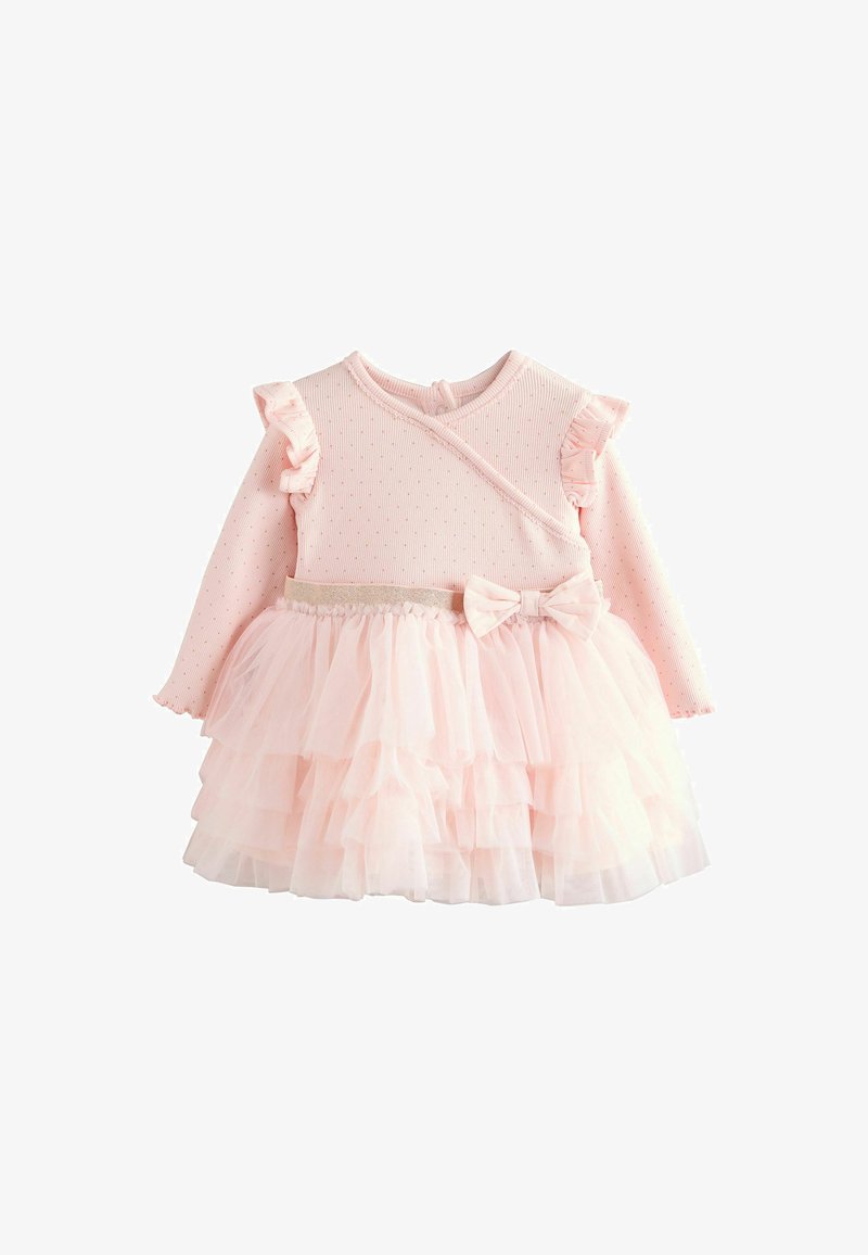 Robe bébé rose à manches longues avec épaules à volants, corsage à pois, jupe en tulle à volants et un nœud à la taille.