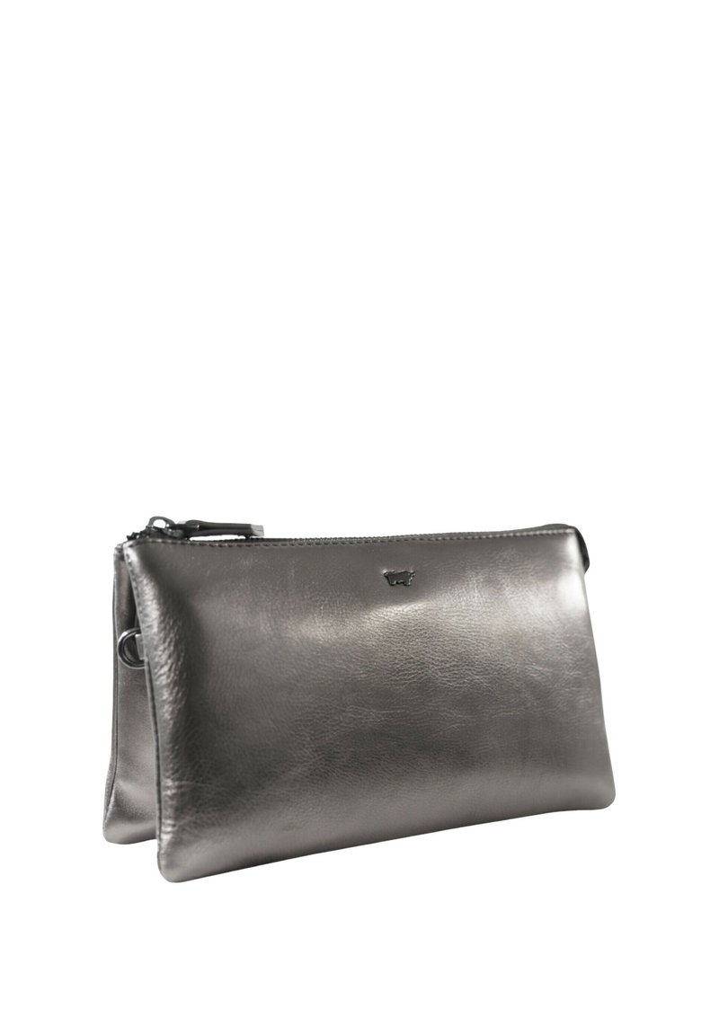 Clutch in pelle grigia metallica con texture liscia, chiusura a zip e discreto dettaglio del logo. Forma rettangolare compatta con bordi stondati.