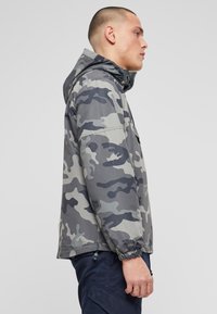 Brandit Vindjakke - grey camouflage