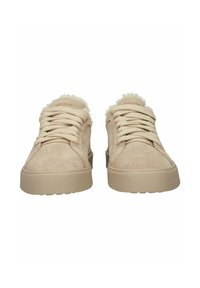 Béžové semišové tenisky s tlustými béžovými šňůrkami a načechranou bílou podšívkou viditelnou na límci, zobrazené z přední strany.