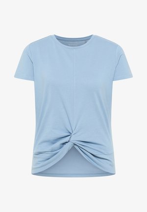 Lichtblauwe t-shirt van zacht katoen. Heeft korte mouwen, een ronde hals en een knoopdetail aan de voorkant van de zoom. Soepele textuur.