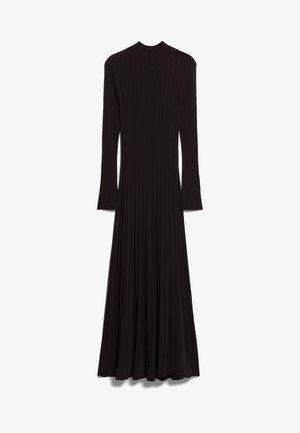 Dolga črna obleka z rebrasto teksturo, visokim ovratnikom in širokimi dolgimi rokavi. Ima oprijet zgornji del, ki se preobrazi v ohlapen krilo.