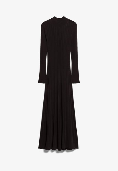 Langes schwarzes Kleid mit gerippter Textur, hohem Kragen und weit ausgestellten langen Ärmeln. Verfügt über einen taillierten Oberteil, der in einen schwingenden Rock übergeht.