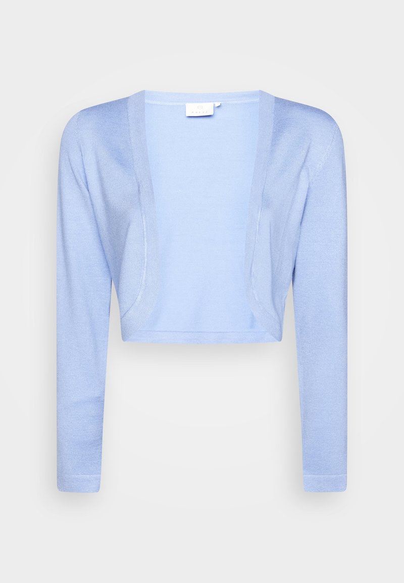 Cardigan court bleu clair avec manches longues et devant ouvert, présenté sur un fond uni.