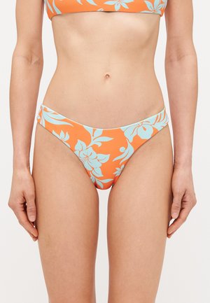 Oransje bikinioverdel med lyseblå blomsterdesign. Bunnen har en lav midje og en jevn tekstur, egnet for strandbruk.