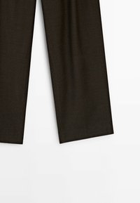 Pantalon droit brun foncé présenté à plat, de la moitié de la cuisse jusqu’à l’ourlet, sur un fond blanc uni.