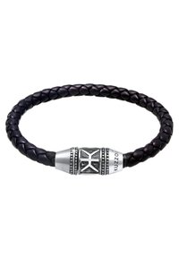 Svart flätad läderarmband med en silverfärgad spänne som har en geometrisk design och graverad logotyp. Slät yta och slitstort material.