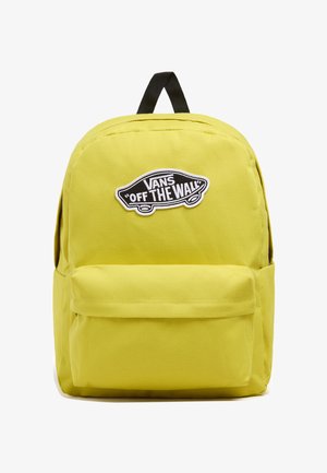 Żółty plecak z tkaniny z przednią kieszenią, czarną naszywką z logo "VANS OFF THE WALL" oraz plecioną rączką u góry. Prosty prostokątny kształt.