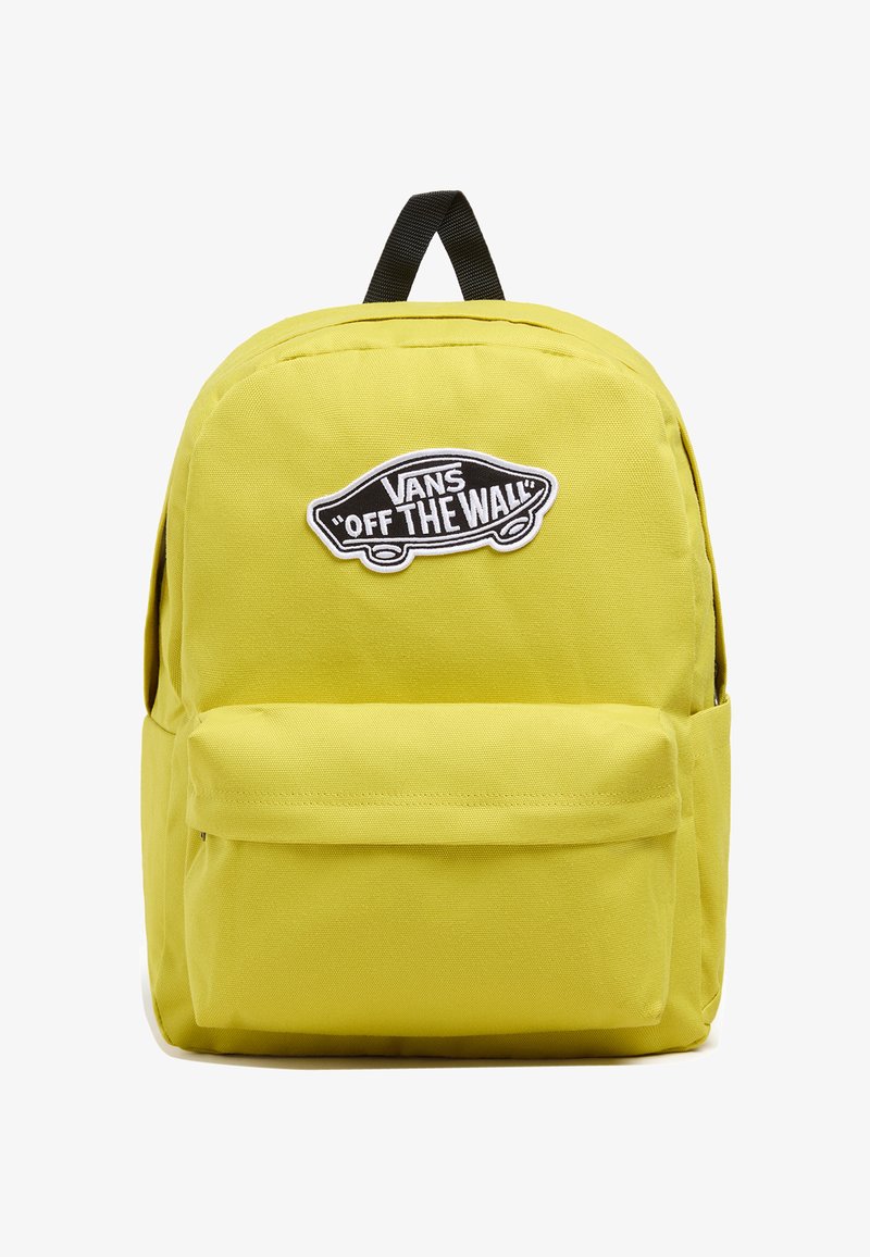 Żółty plecak z tkaniny z przednią kieszenią, czarną naszywką z logo "VANS OFF THE WALL" oraz plecioną rączką u góry. Prosty prostokątny kształt.