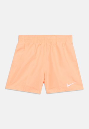 Svjetlo narančaste sportske kratke hlače s elastičnim pojasom i bijelim Nike logotipom u obliku kvačice na donjem lijevom dijelu nogavice, položene ravno na bijeloj pozadini.