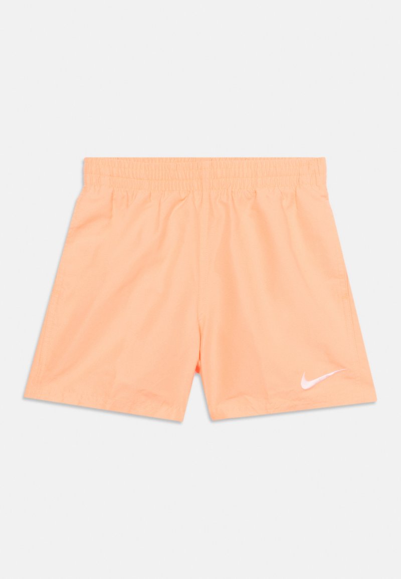 Αθλητικό σορτς ανοιχτού πορτοκαλί χρώματος με ελαστική μέση και λευκό λογότυπο Nike στο κάτω αριστερό πόδι, τοποθετημένο επίπεδα σε λευκό φόντο.