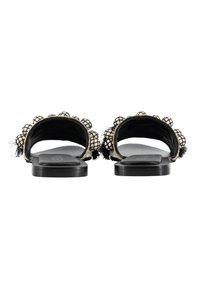 Fekete lapos szandálok, nyitott hátsó résszel, texturált szövet pánttal, pom-pom díszítéssel és sima, lapos fekete talppal.