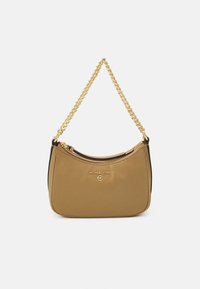 Beige nylon skuldertaske med en buet form, toppet med en guld kædestrop og en lynlås lukning. Har et logoaccent på forsiden.