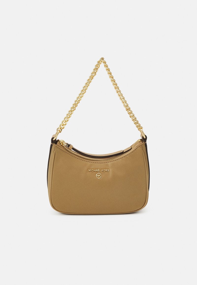 Beige nylon skuldertaske med en buet form, toppet med en guld kædestrop og en lynlås lukning. Har et logoaccent på forsiden.